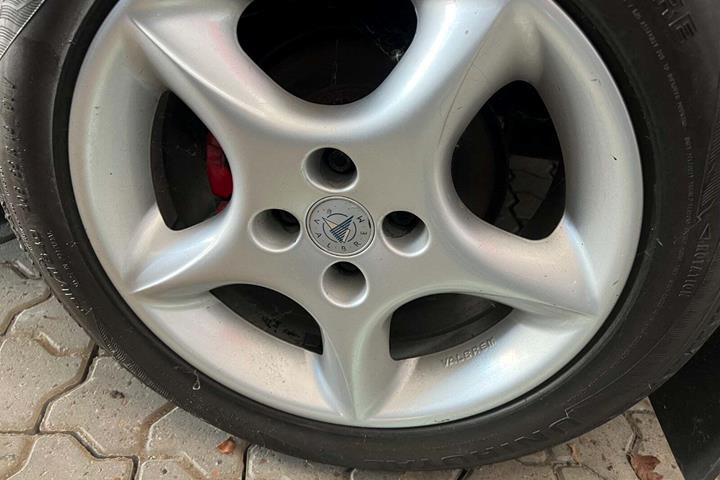 Rød Alfa Romeo 164 fra 1995 set udefra