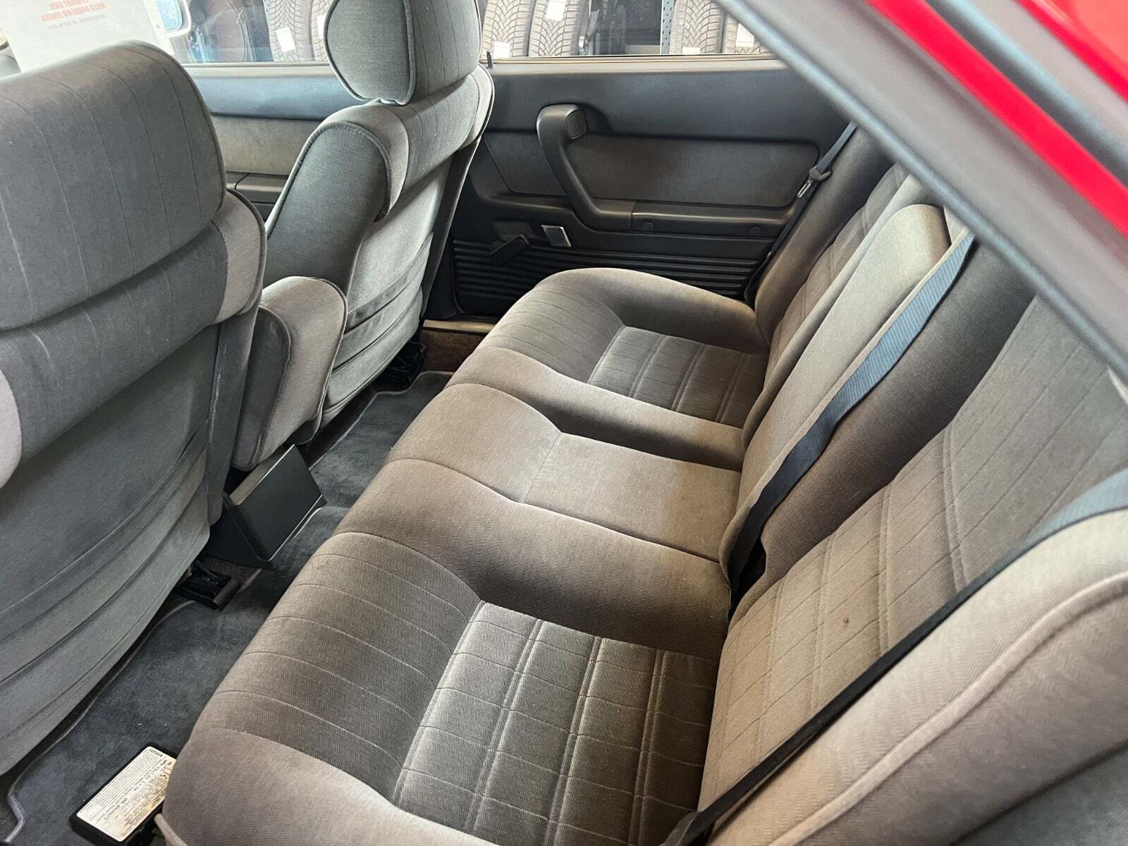 Rød Alfa Romeo 164 fra 1995 set indefra
