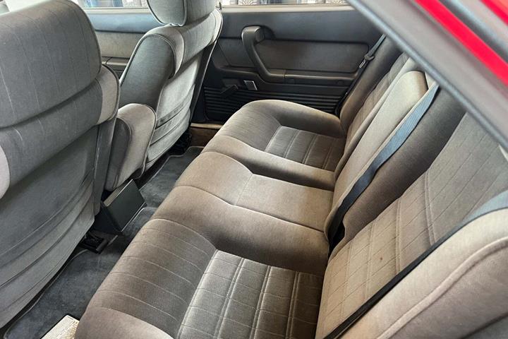 Rød Alfa Romeo 164 fra 1995 set indefra