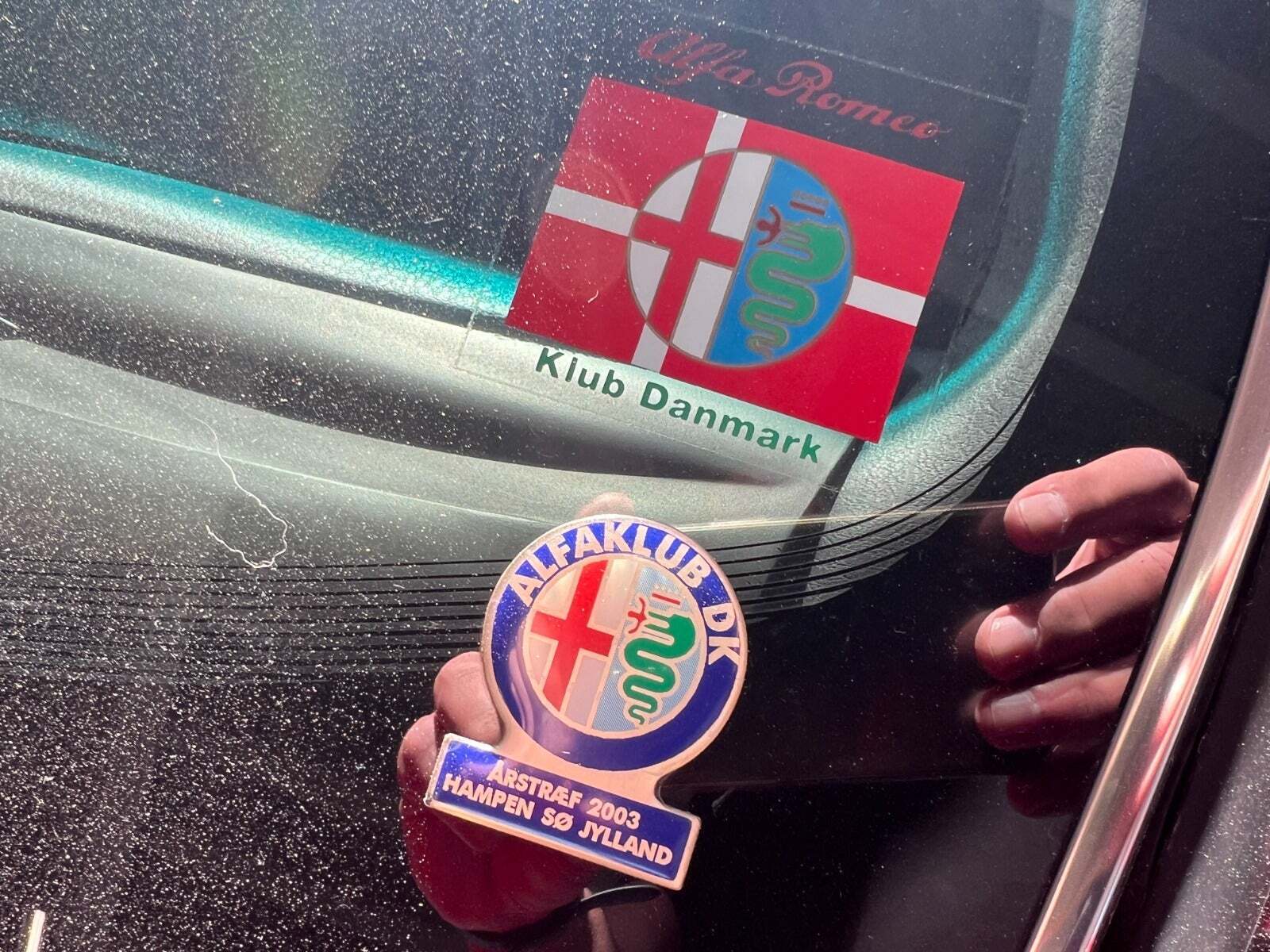Rød Alfa Romeo 164 fra 1995 set udefra