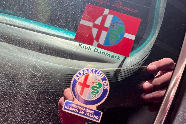Rød Alfa Romeo 164 fra 1995 set udefra
