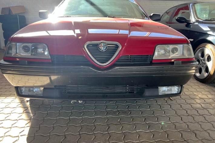 Rød Alfa Romeo 164 fra 1995 set udefra