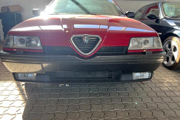 Rød Alfa Romeo 164 fra 1995 set udefra
