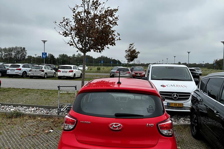 Rød Hyundai i10 fra 2019