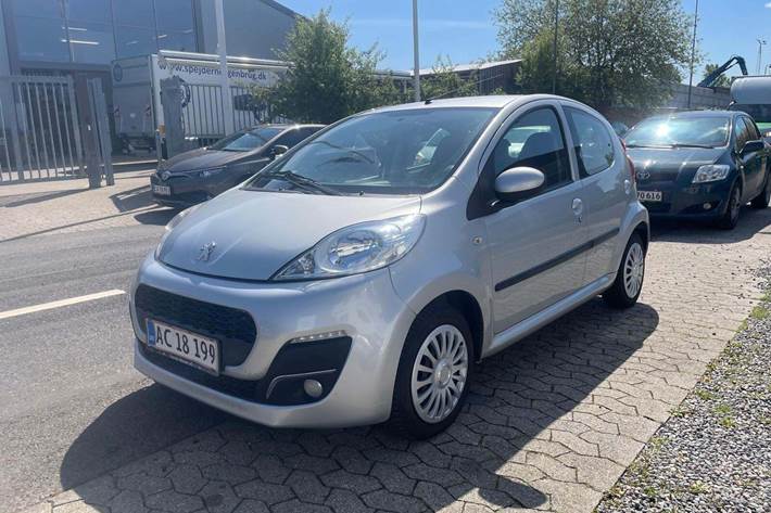 Grå Peugeot 107 fra 2007