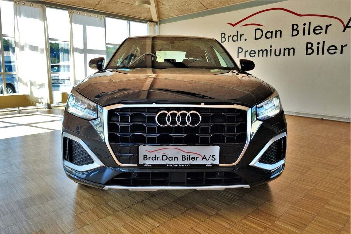 Grå Audi Q2 fra 2022