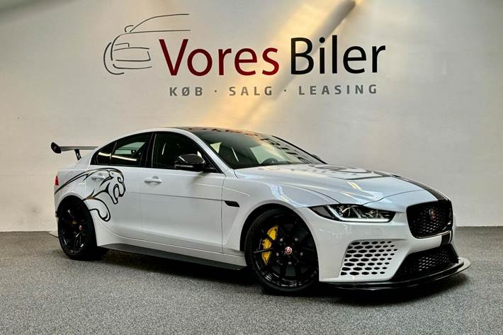 Hvid Jaguar XE fra 2019 set udefra