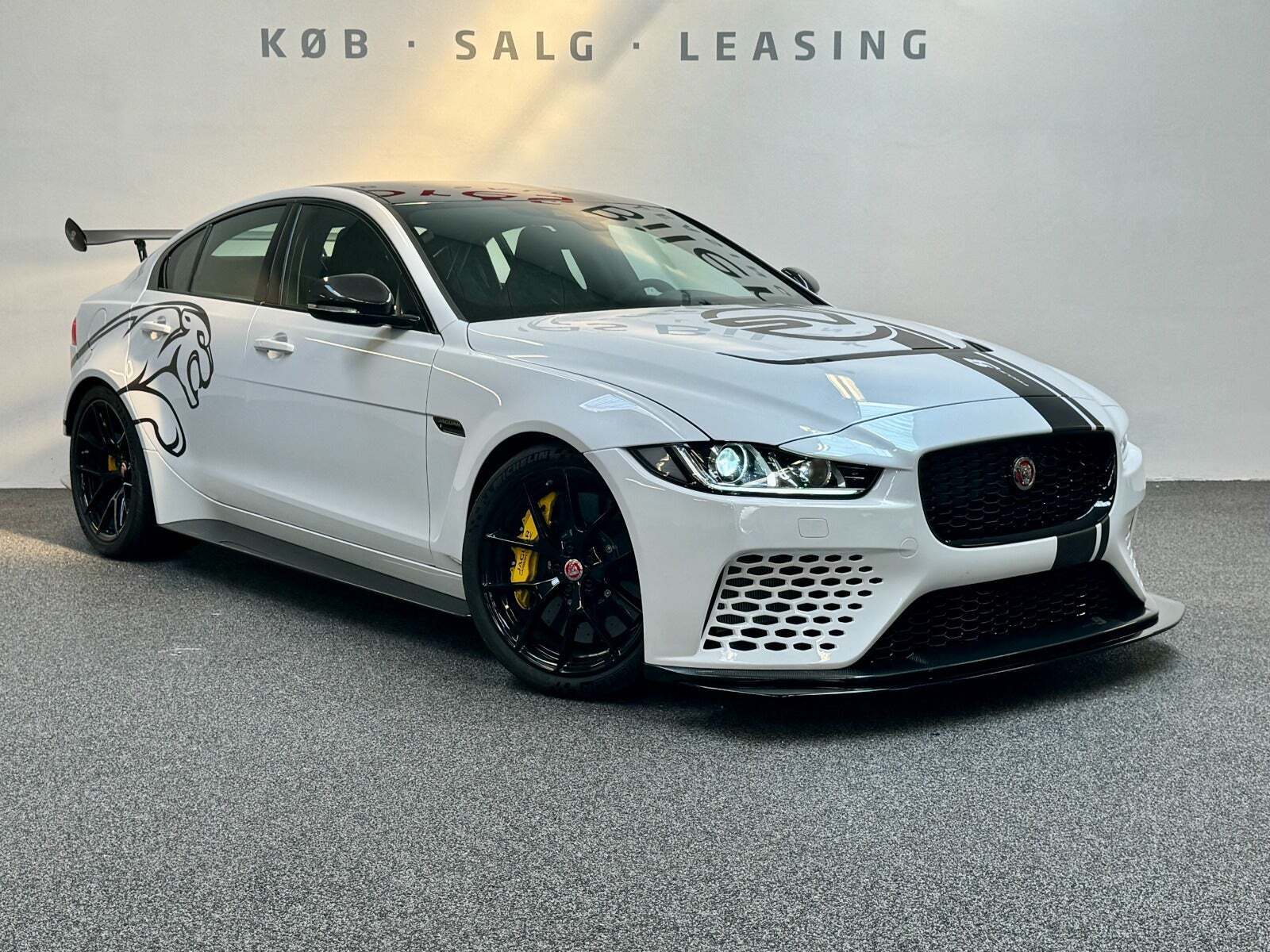 Hvid Jaguar XE fra 2019 set udefra