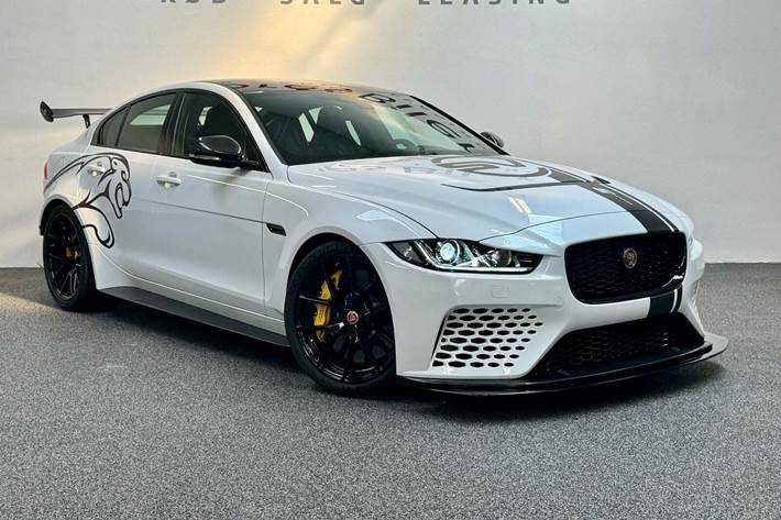 Hvid Jaguar XE fra 2019 set udefra