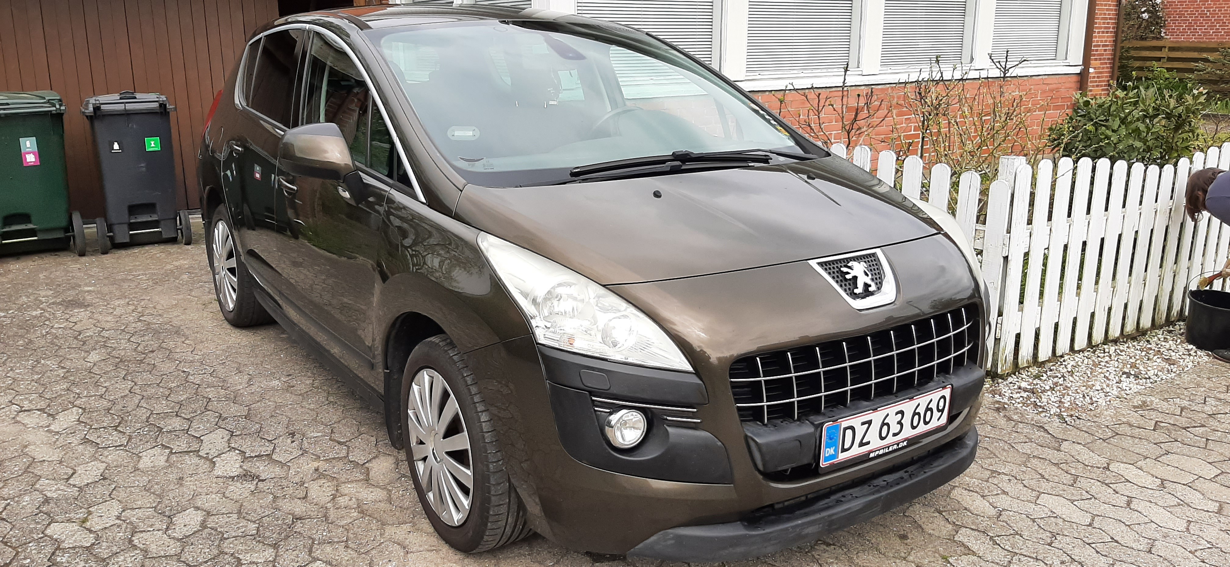 Brun Peugeot 3008 fra 2010