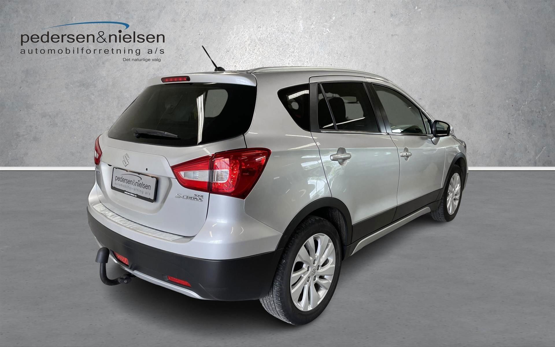 Sølv Suzuki S-Cross fra 2019