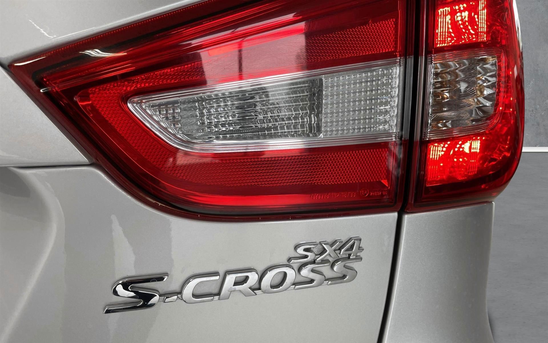 Sølv Suzuki S-Cross fra 2019