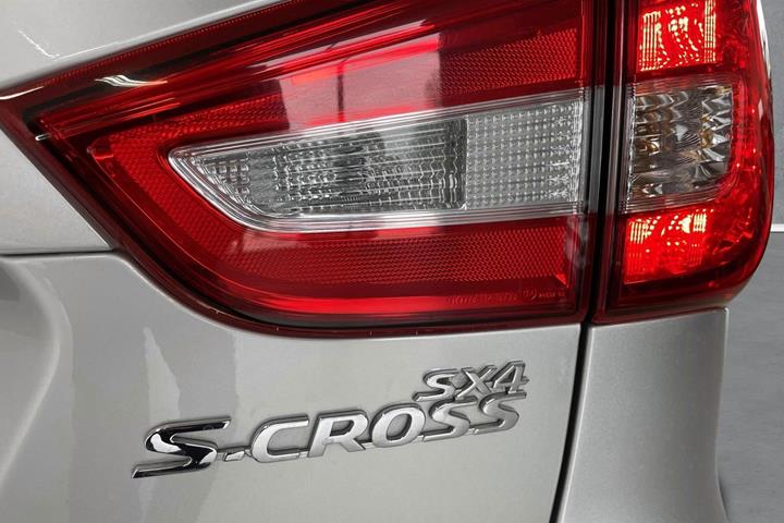 Sølv Suzuki S-Cross fra 2019