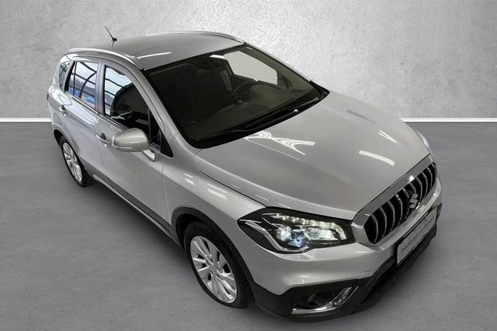 Sølv Suzuki S-Cross fra 2019