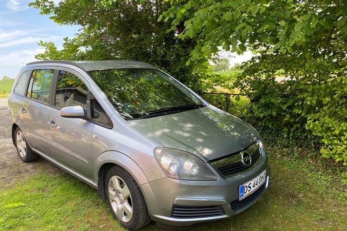 Blå Opel Zafira fra 2005