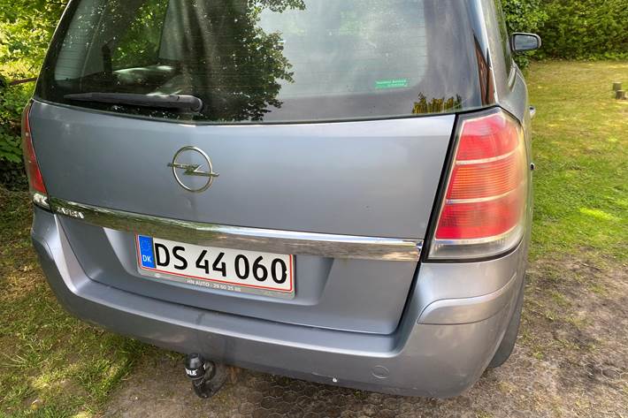 Blå Opel Zafira fra 2005