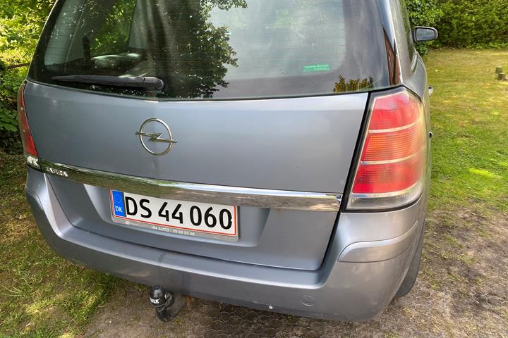 Blå Opel Zafira fra 2005