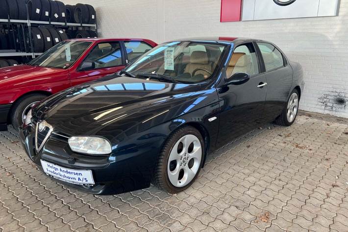 Blå Alfa Romeo 156 fra 2000 set udefra