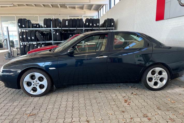 Blå Alfa Romeo 156 fra 2000 set udefra