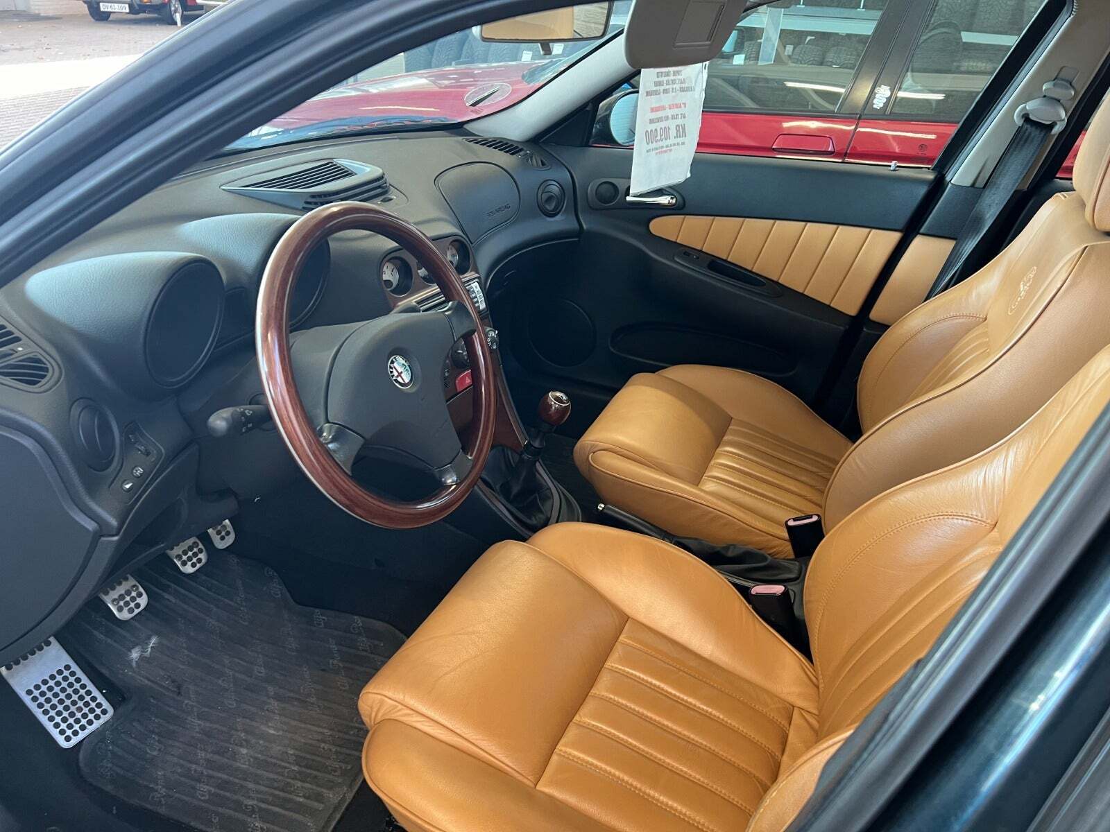 Blå Alfa Romeo 156 fra 2000 set indefra