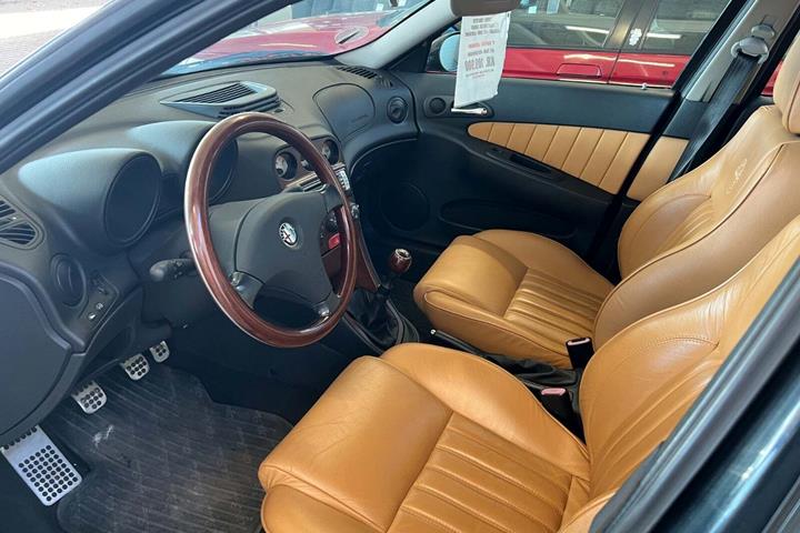 Blå Alfa Romeo 156 fra 2000 set indefra