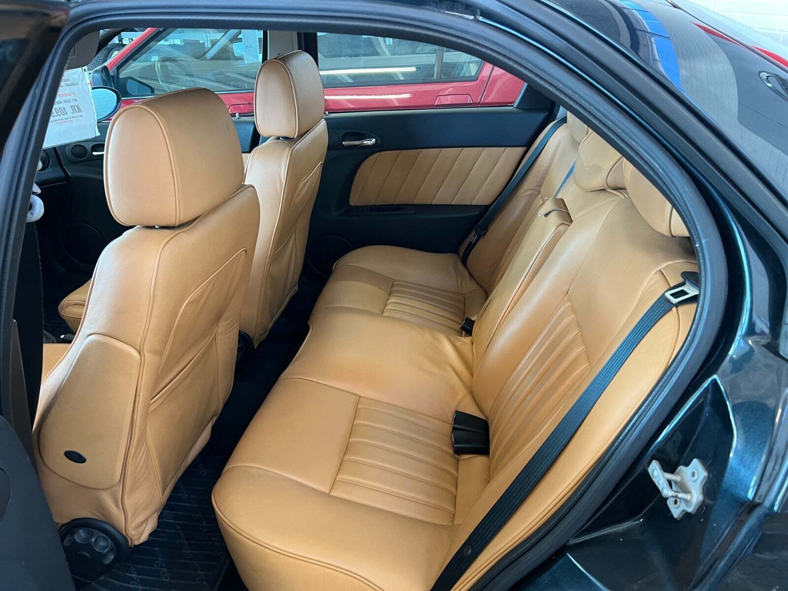 Blå Alfa Romeo 156 fra 2000 set indefra
