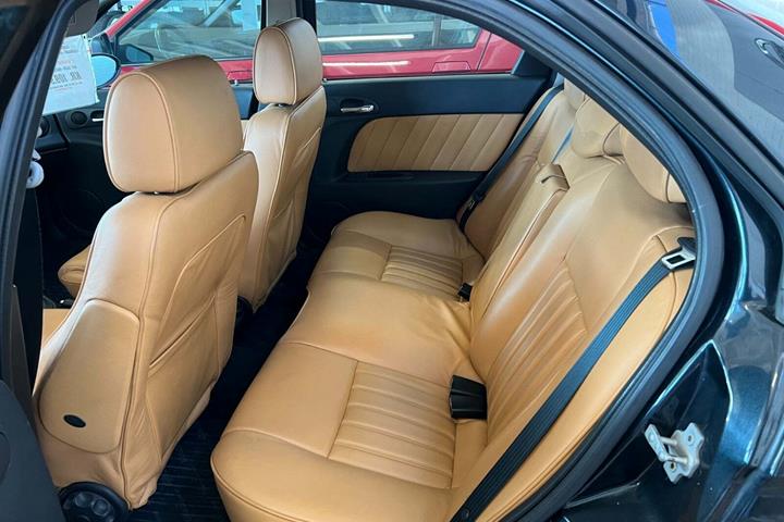 Blå Alfa Romeo 156 fra 2000 set indefra