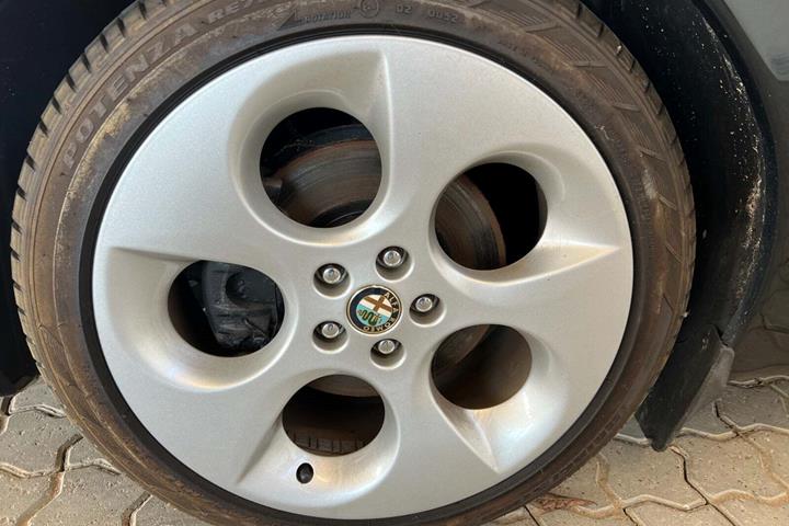 Blå Alfa Romeo 156 fra 2000 set udefra