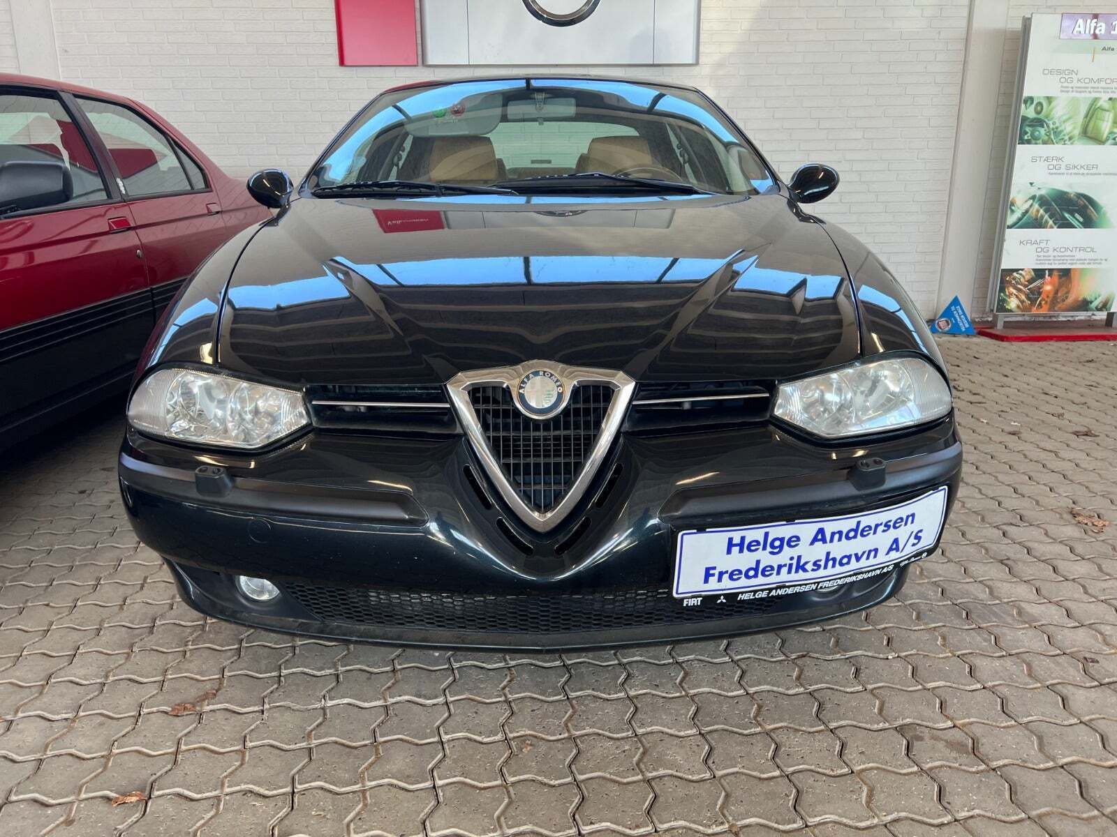 Blå Alfa Romeo 156 fra 2000 set udefra