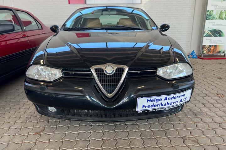 Blå Alfa Romeo 156 fra 2000 set udefra