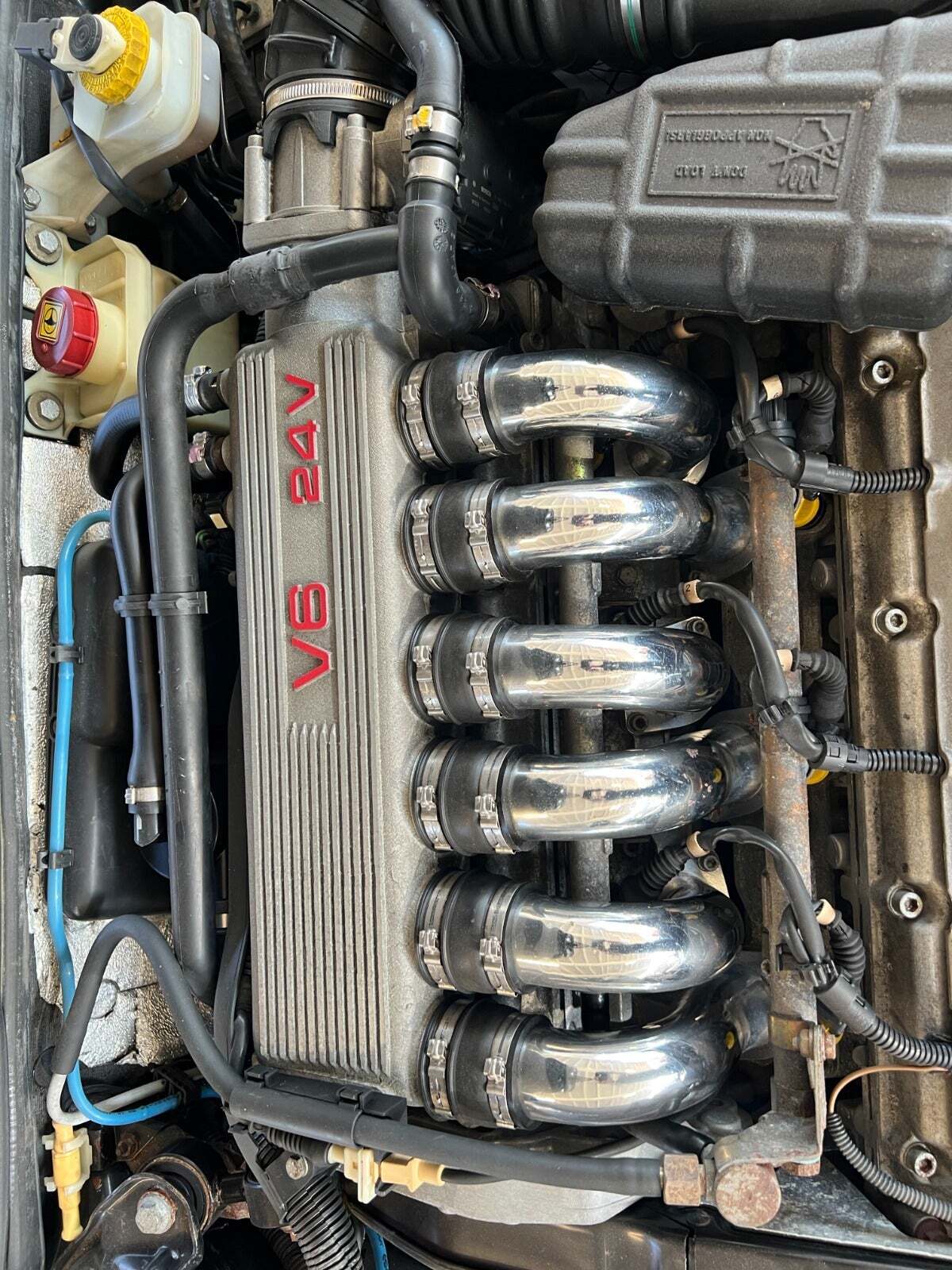 Blå Alfa Romeo 156 fra 2000 set udefra