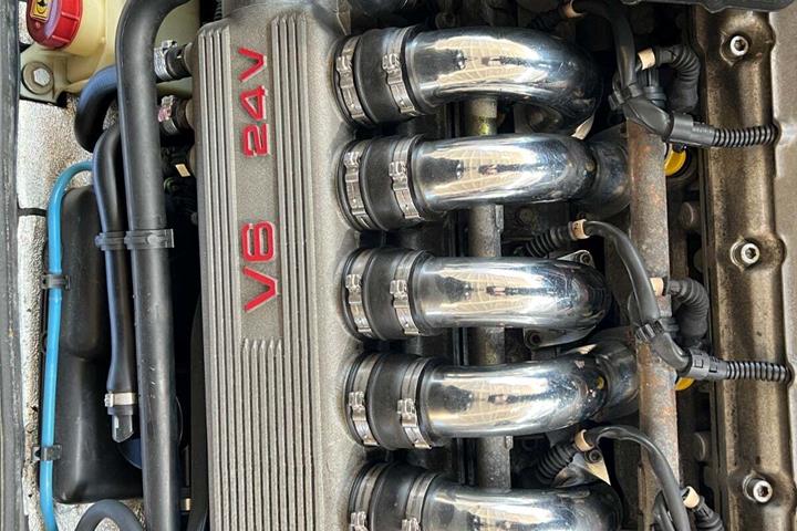 Blå Alfa Romeo 156 fra 2000 set udefra