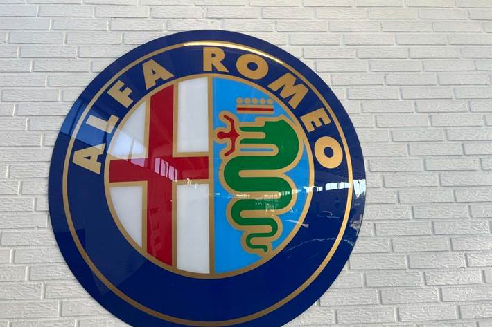 Blå Alfa Romeo 156 fra 2000 set udefra