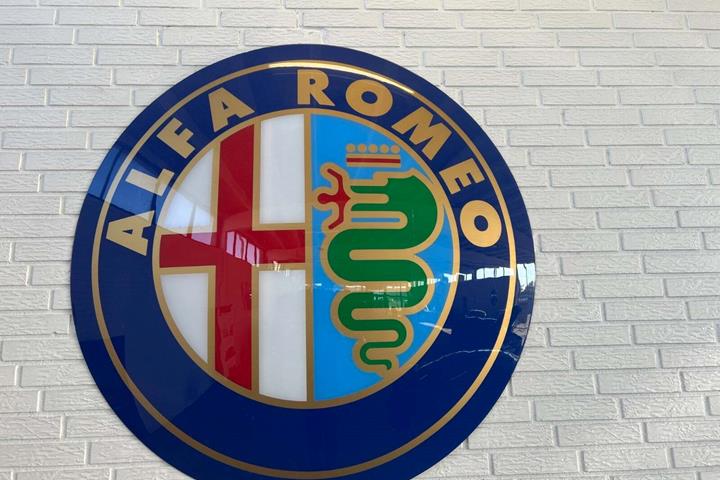 Blå Alfa Romeo 156 fra 2000 set udefra