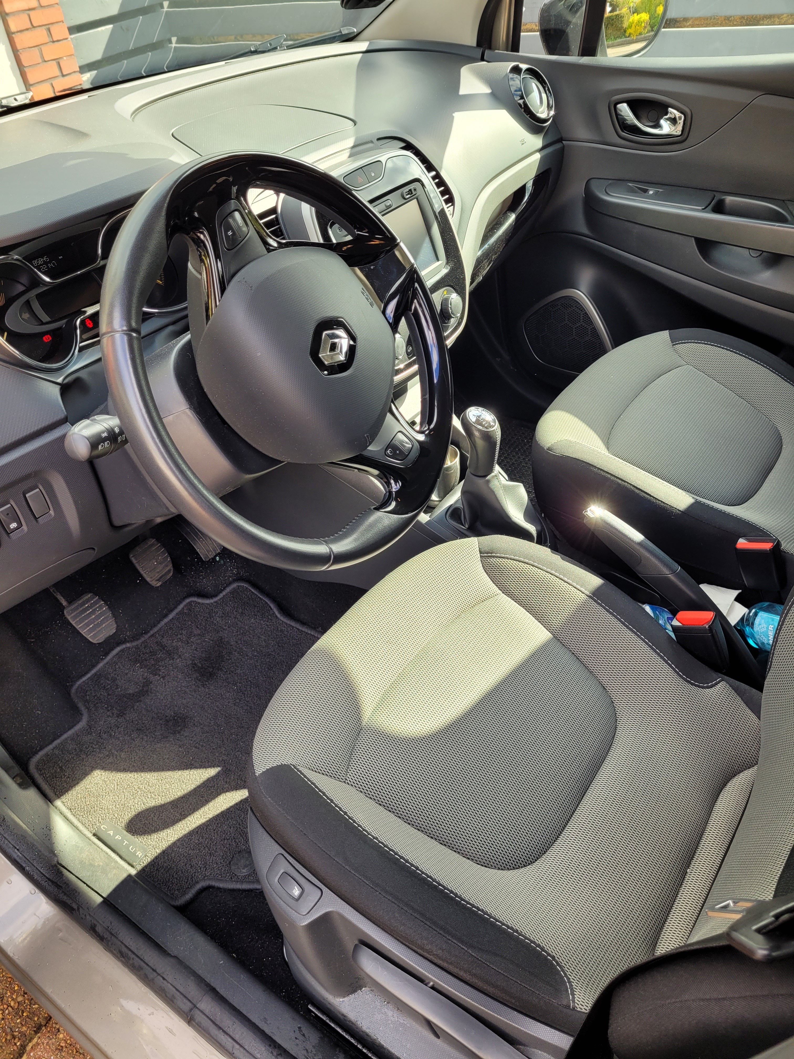 Grå Renault Captur fra 2015