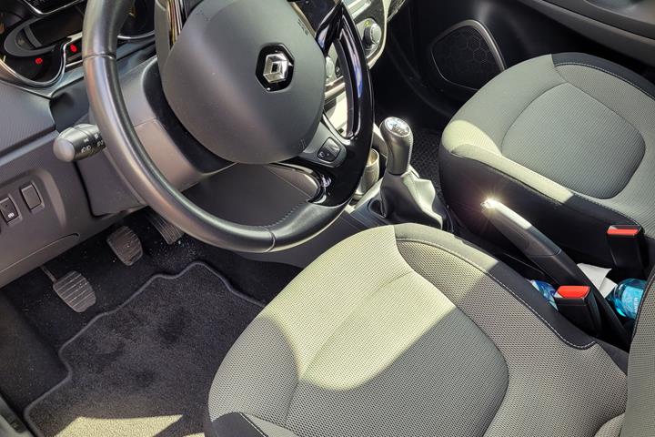 Grå Renault Captur fra 2015