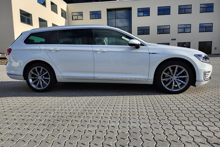 Hvid VW Passat fra 2018