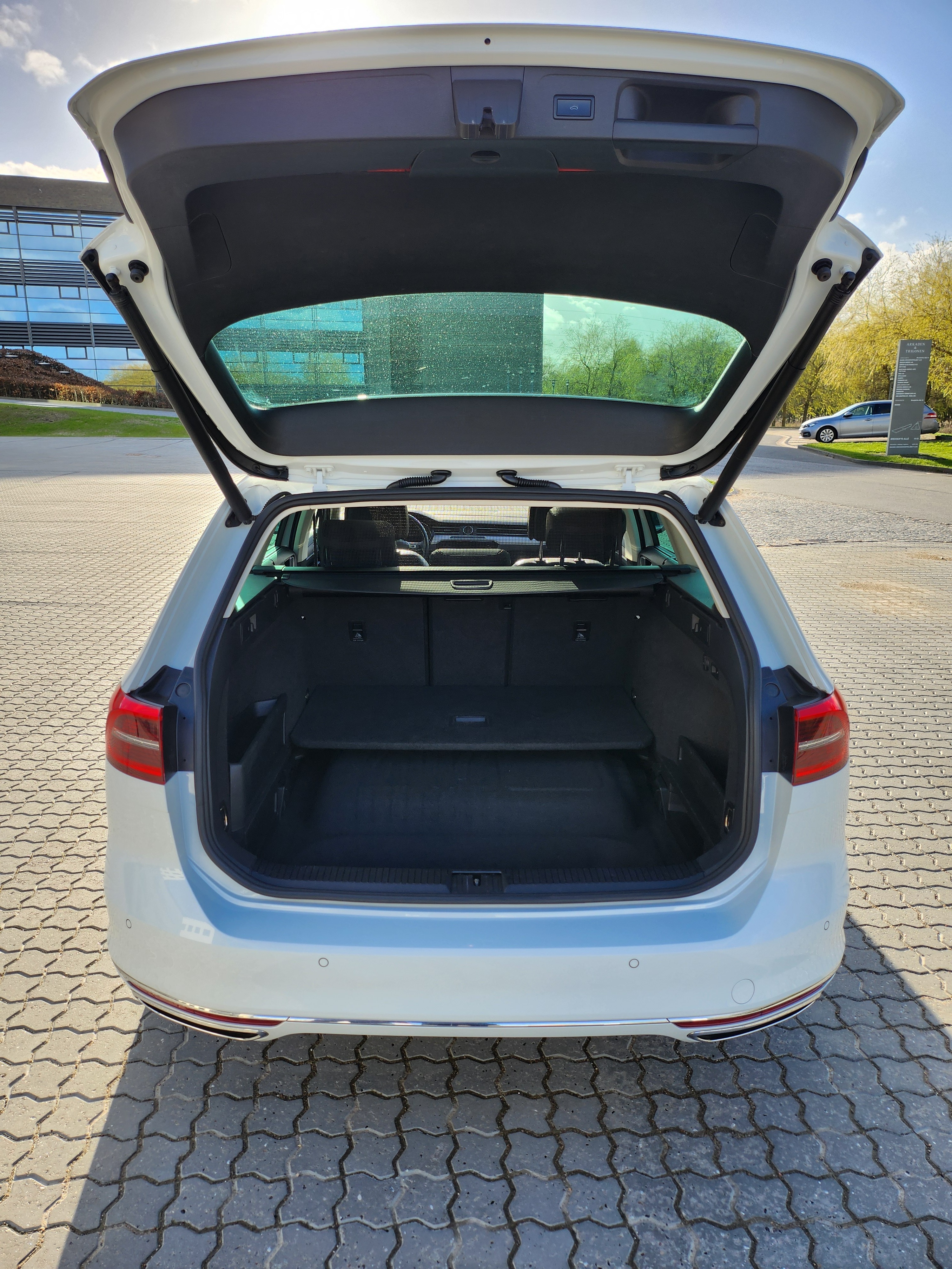 Hvid VW Passat fra 2018