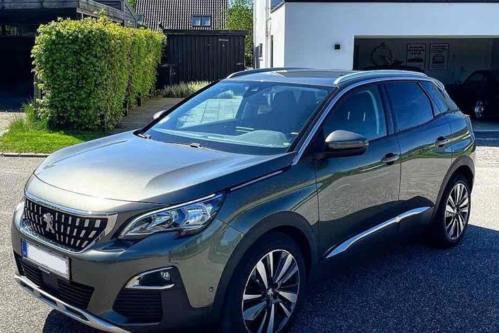 Grå Peugeot 3008 fra 2018