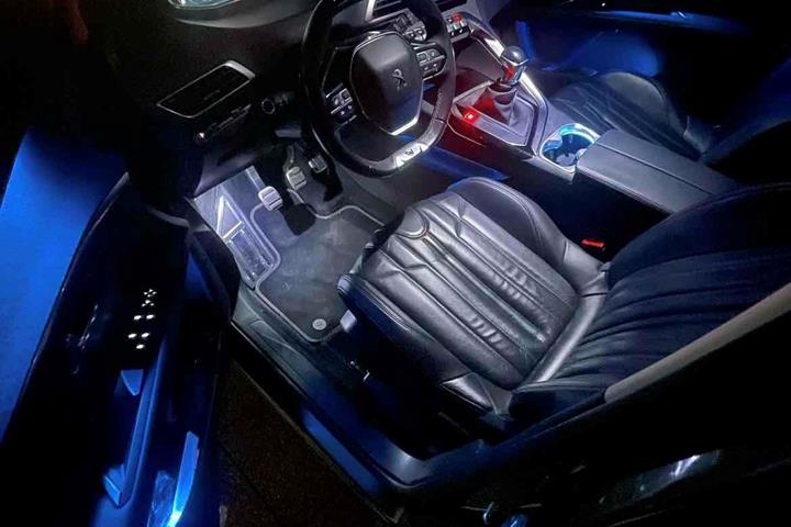 Grå Peugeot 3008 fra 2018