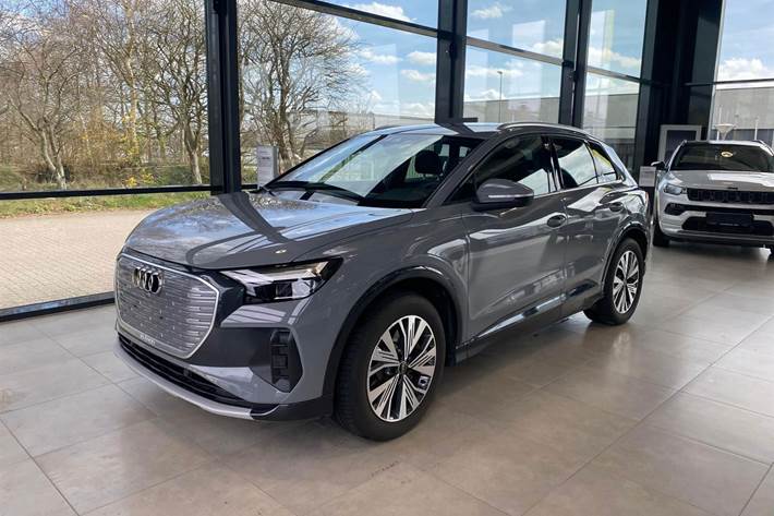 Grå Audi Q4 fra 2023 set udefra