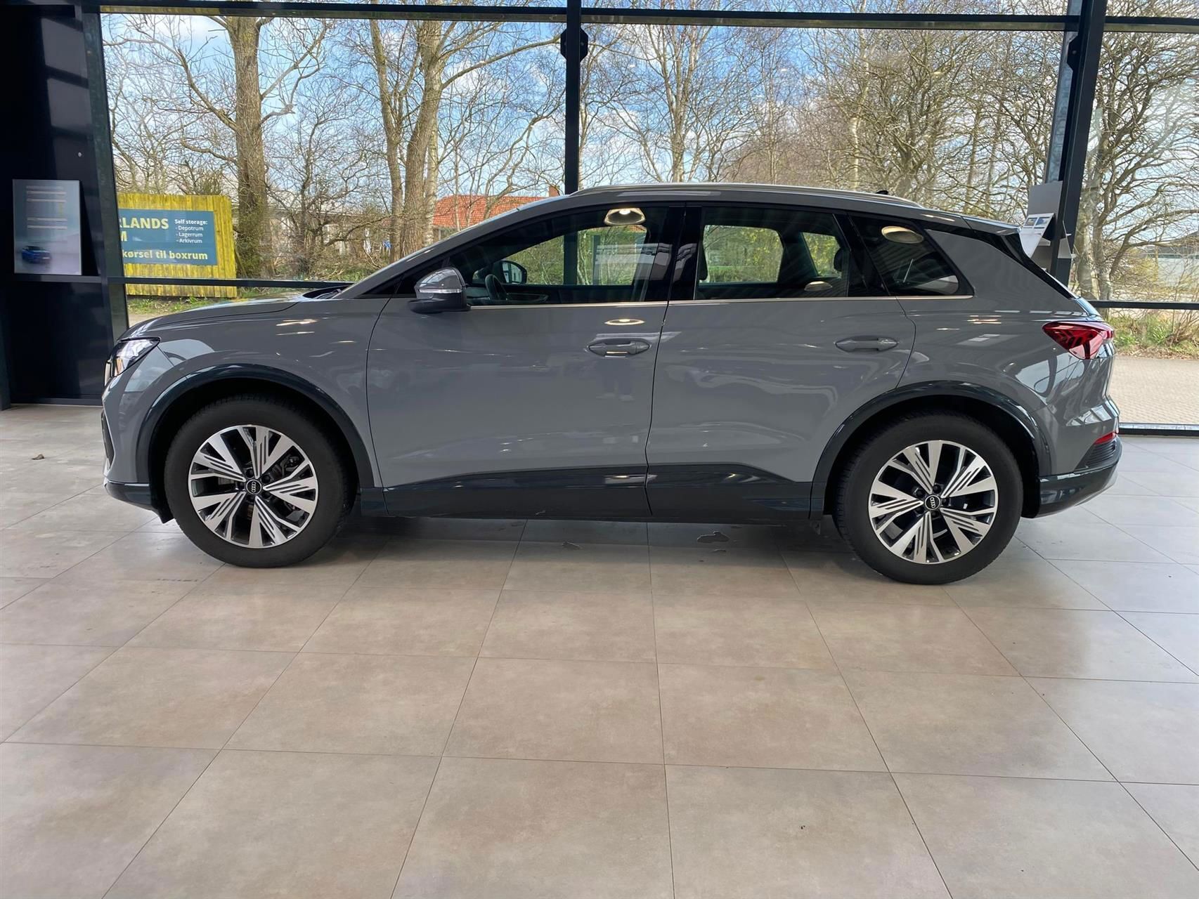 Grå Audi Q4 fra 2023