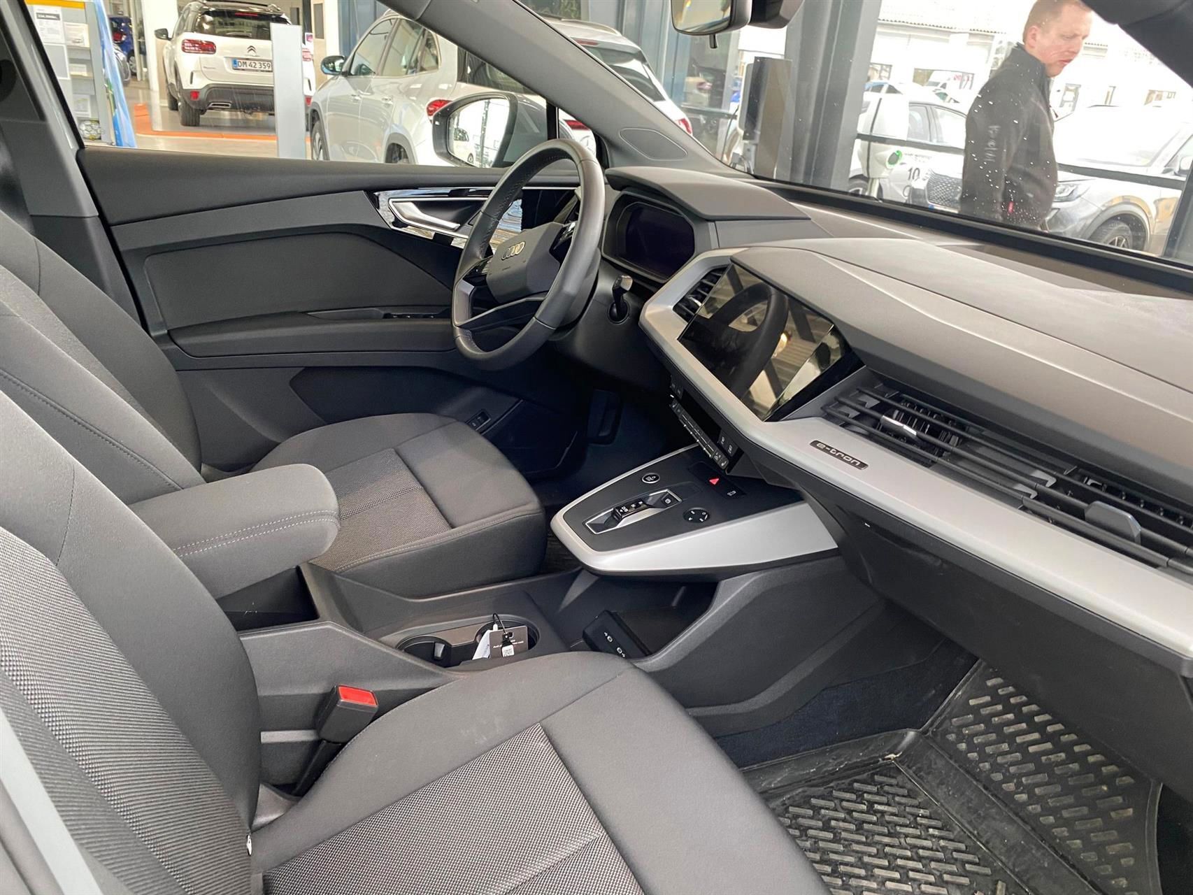 Grå Audi Q4 fra 2023