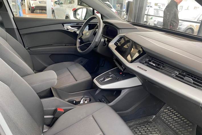 Grå Audi Q4 fra 2023