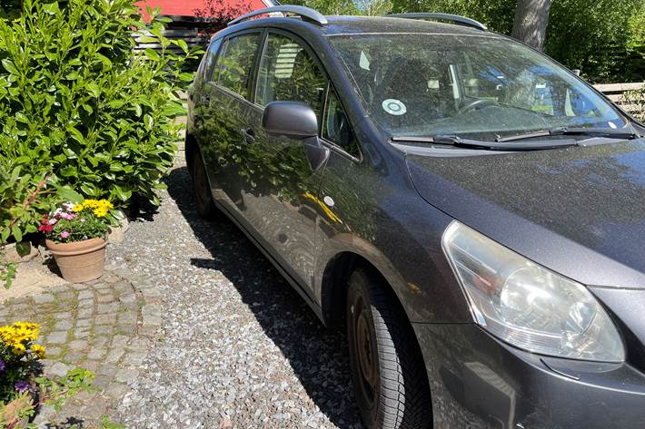 Grå Toyota Verso fra 2009