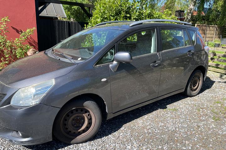 Grå Toyota Verso fra 2009