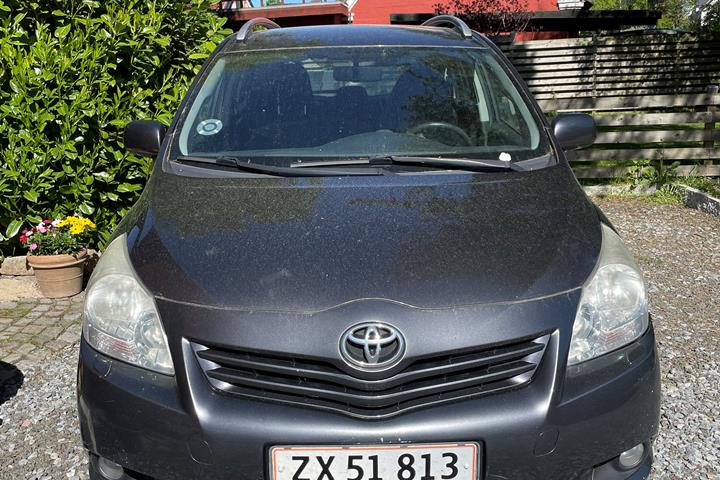 Grå Toyota Verso fra 2009
