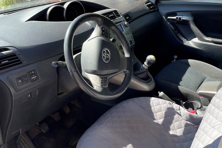 Grå Toyota Verso fra 2009