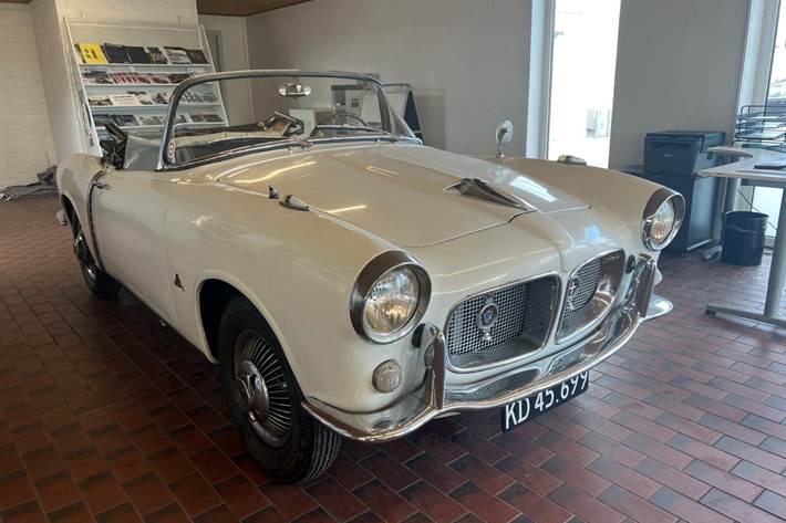 Hvid Fiat 1200 fra 1958 set udefra