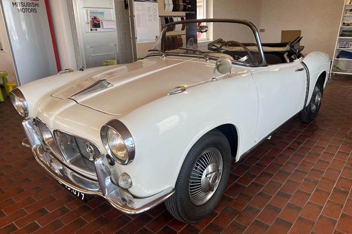 Hvid Fiat 1200 fra 1958 set udefra